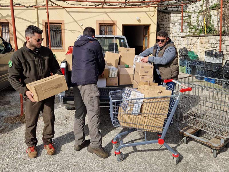 Κ.Σ. Ιωαννίνων : Προσφορά τροφίμων στην «Ιερά Μονή Δουραχάνης» Οι φιλανθρωπικές δράσεις αποτελούν αναπόσπαστο κομμάτι της λειτουργίας του Συλλόγου μας .