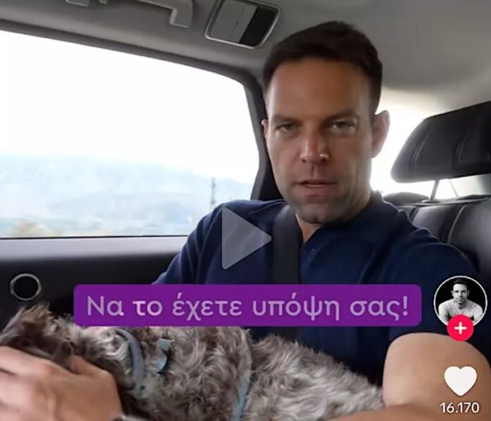 Διαδικτυακές διαμαρτυρίες -κυρίως- σε φιλόζωους δημιούργησε η αναμφίβολα αφελής, όσο και τρυφερή ανάρτηση στο Tik Tok του Προέδρου του ΣΥΡΙΖΑ Στέφανου Κασσελάκη. Ο λόγος ότι ο κος Κασσελάκης σε video του στα κοινωνικά δίκτυα, είχε το σκυλάκι του πίσωστο αυτοκίνητο, στην αγκαλιά του, χωρίς τα ανάλογα μέτρα ασφαλείας, ενώ ήταν το αυτοκίνητο εν’ κινήσει. Φυσικά ο ίδιος ήταν ασφαλής αφού χρησιμοποιούσε τη ζώνη ασφαλείας για εκείνον. Όχι όμως για τον Φάρλι του. Στον Ελληνικό Κώδικα Οδικής Κυκλοφορίας (Κ.Ο.Κ.), υπάρχει συγκεκριμένη διάταξη που αναφέρεται στην ασφαλή μεταφορά ζώων σε οχήματα. Σύμφωνα με τον νόμο, τα ζώα πρέπει να μεταφέρονται με τρόπο που δεν θα αποτελούν κίνδυνο ή διατάραξη της οδήγησης. Πρέπει να είναι είτε σε κατάλληλο κλουβί που είναι σταθεροποιημένο στο όχημα, είτε να είναι δεμένα ή φορώντας ειδική ζώνη ασφαλείας για ζώα. Το πρόστιμο για τη μεταφορά ζώων χωρίς τα κατάλληλα μέτρα ασφαλείας επιφέρει πρόστιμο -δυστυχώς μόνο- 50 ευρώ. Είναι λοιπόν μία καλή ευκαιρία να θυμίσουμε κάποια σημαντικά για την μετακίνηση των αγαπημένων μας φίλων με το αυτοκίνητο: Όταν βάζετε ή βγάζετε τον σκύλο από το αυτοκίνητο φροντίστε να είναι πάντα δεμένος. Με αυτόν τον τρόπο μειώνετε την πιθανότητα ατυχήματος αν ο τετράποδος φίλος σας το σκάσει. Το κλουβί και η ζώνη είναι οι ασφαλέστεροι τρόποι μεταφοράς του σκύλου. Έτσι, δεν υπάρχει κανένας κίνδυνος να πεταχτεί απότομα επάνω σας ή ακόμη και να βγει έξω από το παράθυρο. Κλειδώστε τις πόρτες και μην αφήνετε να έχει το κεφάλι έξω από το παράθυρο. Είναι αρκετά επικίνδυνο να κινείστε με ταχύτητα και ο σκύλος σας να έχει το κεφάλι του έξω. Επιβάλλονται στάσεις ανά 2-3 ώρες. Αυτό βοηθάει το κατοικίδιο να μην ζαλίζεται. Φυσικά οι στάσεις χρειάζονται και για το κάλεσμα της… φύσης. Οδηγείτε με ασφάλεια και εντός του ορίου ταχύτητας. Το κατοικίδιο δεν έχει τις ίδιες αντιδράσεις με τους ανθρώπους. Τέλος μην αφήνετε το κατοικίδιο μόνο του μέσα στο αυτοκίνητο και φύγετε. Αν αυτό δεν είναι εύκολο μην εγκαταλείψετε όλοι το αυτοκίνητο, για να μείνει κάποιος μαζί του.