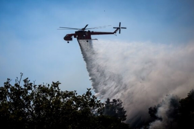 Φωτιά στη Βαρυμπόμπη – Επιχειρούν και εναέρια μέσα