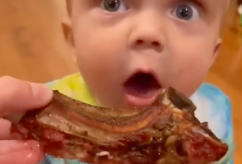Απίστευτη αντίδραση μωρού που τρώει πρώτη φορά κρέας....VIDEO