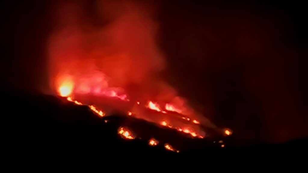 Ολονύχτια μάχη με τις φλόγες στο όρος Πάικο