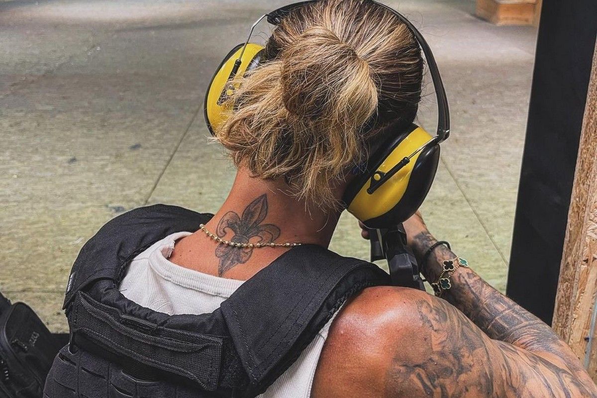 Ο Κώστας Τσιμίκας δοκιμάζει τις ικανότητές του στην σκοποβολή