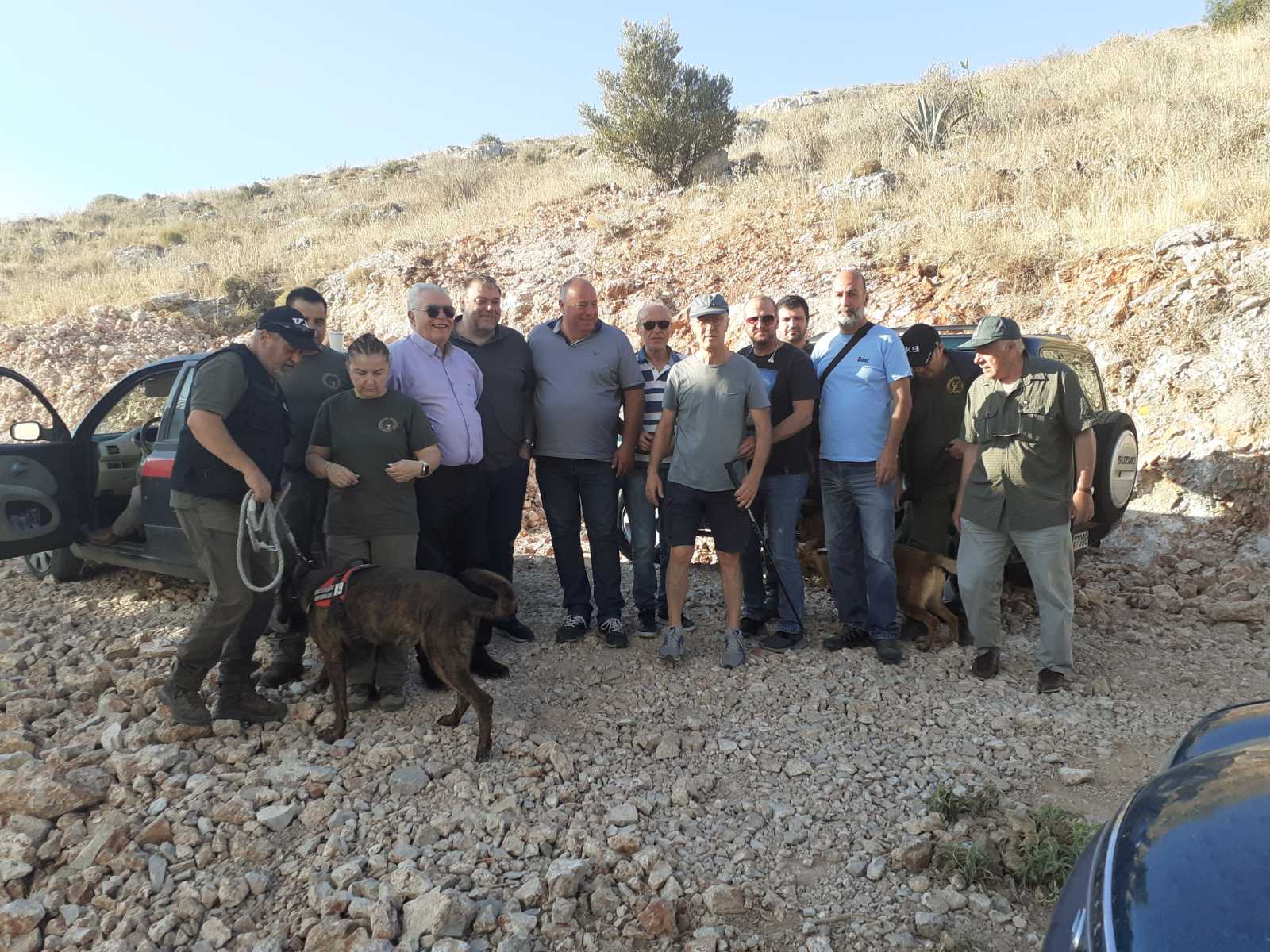 Φόλες : Οι εκπαιδευμένοι σκύλοι της Γ' ΚΟΠ στο Σχιστό