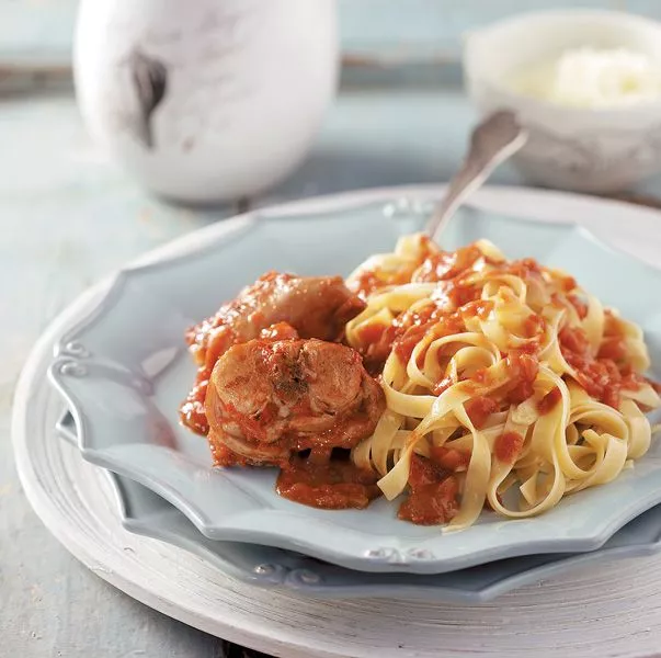 Αγριοκούνελο κοκκινιστό με λαζανάκι