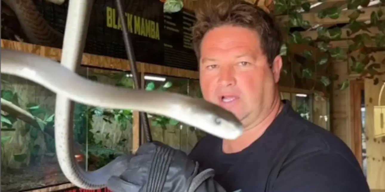 Διάσημος YouTuber πέθανε μετά από δάγκωμα κόμπρας -Διέσωζε επικίνδυνα ερπετά και φίδια ...VIDEO Ο λόγος για τον χειριστή φιδιών Γκράχαμ “Ντίνγκο” Ντίνκελμαν ο οποίος ήταν πατέρας τριών παιδιών. Σύμφωνα με την Daily Mail, τον YouTuber τον δάγκωσε κόμπρα πριν από περίπου ένα μήνα και υπέστη αναφυλακτικό σοκ καθώς υπήρξε αλλεργική αντίδραση στο δηλητήριο. Τελικά, ο άντρας πέθανε το περασμένο Σάββατο μετά από επιπλοκές. Το κανάλι του Ντίνγκο στο YouTube είναι γεμάτο με βίντεο στα οποία χειρίζεται επικίνδυνα ερπετά, όπως κόμπρες, μαύρες μάμπα, οχιές, πύθωνες και κροκόδειλους. Ο YouTuber έγινε διάσημος για τις παράτολμες διασώσεις επικίνδυνων ερπετών και είχε συγκεντρώσει περισσότερους από 100.000 συνδρομητές στο YouTube και πάνω από 600.000 ακόλουθους στο Instagram. «Ο Ντίνγκο πάλεψε απίστευτα σκληρά σε όλη αυτή την πολύ δύσκολη περίοδο. Ξέρουμε ότι πάλευε για να είναι εδώ μαζί μας και είμαστε τόσο ευγνώμονες για αυτό. Δυστυχώς, παρά τη δύναμη και την αντοχή του, ο αγαπημένος μου σύζυγος πέθανε ειρηνικά σήμερα, περιτριγυρισμένος από την οικογένειά του», έγραψε η σύζυγός του ανακοινώνοντας τον θάνατό του. ΚΟΣΜΟΣ  28/10/2024  18:30 Ένοπλος σκότωσε δήμαρχο στην Αυστρία -Φέρεται να καυγάδισαν για τα δικαιώματα κυνηγιού ΚΟΣΜΟΣ  28/10/2024  08:33 Αυστραλία: Αίσιο τέλος για 48χρονη αγνοούμενη -Εντοπίστηκε σε ερημιά, την δάγκωσε δηλητηριώδες φίδι Χρήστες των μέσων κοινωνικής δικτύωσης έσπευσαν να εκφράσουν τα συλλυπητήριά τους στην οικογένειά του. Σχολιάζοντας το πιο πρόσφατο βίντεο του, οι ακόλουθοι του Ντίνγκο απέτισαν φόρο τιμής σε έναν «χαρούμενο» και «αστείο» άνδρα που είχε πραγματικό πάθος για τα ζώα.