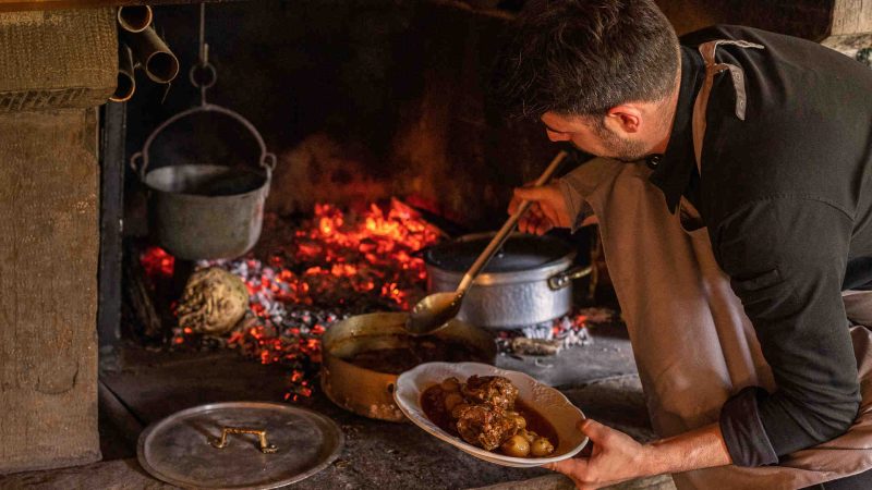 Μαγειρεύουμε αγριογούρουνο, λαγό και ελάφι σε ένα παλιό στέκι κυνηγών