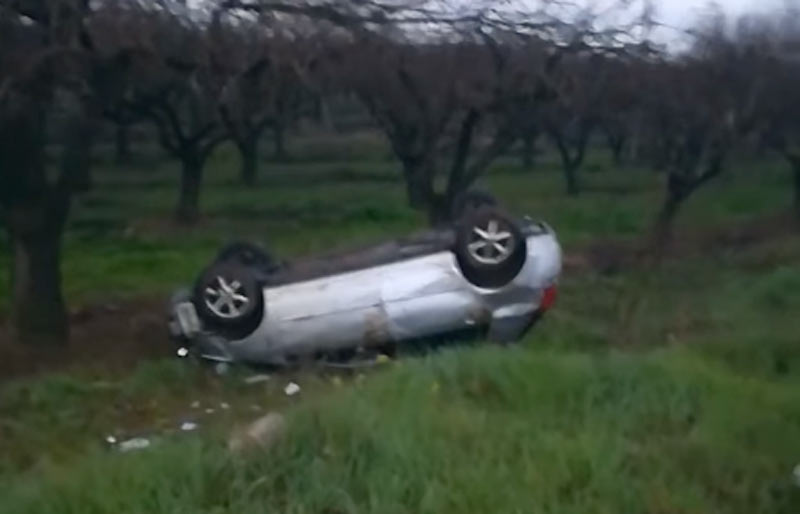 Τούμπαρε αυτοκίνητο μετά από σύγκρουση με αγριόχοιρο