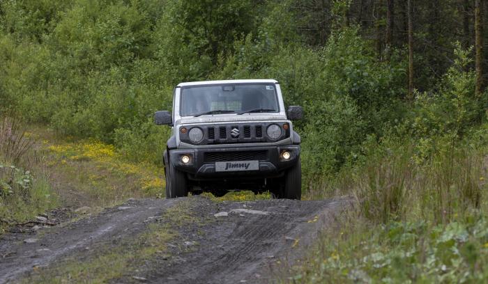 To Suzuki Jimny μεταμορφώθηκε σε Hummer H2