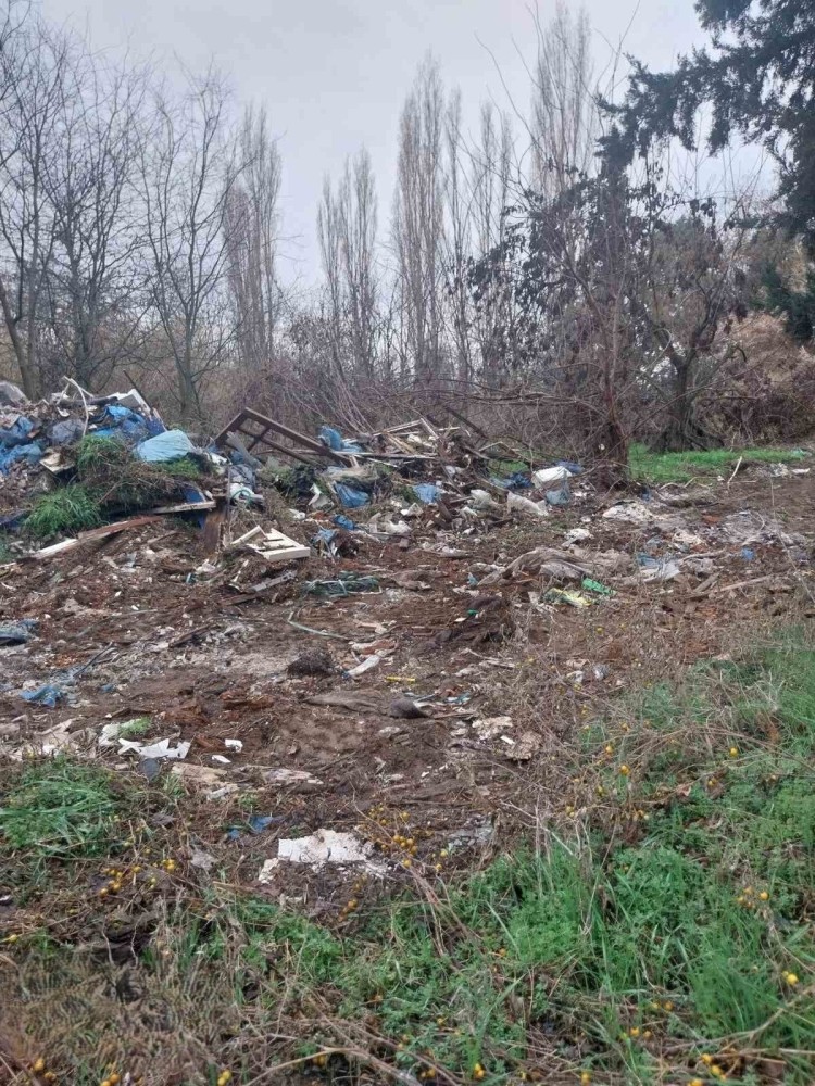 Θεσσαλονίκη: Οδηγός φορτηγού πετούσε ανεξέλεγκτα στερεά απόβλητα σε περιοχή NATURA