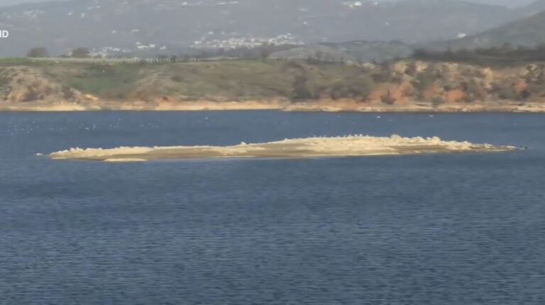 Eμφανίστηκε βραχονησίδα στη λίμνη Μαραθώνα λόγω λειψυδρίας... VIDEO