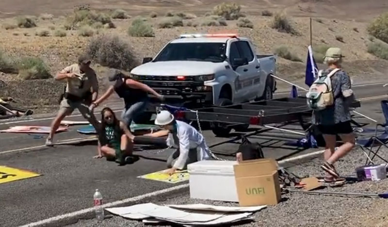 Πως αντιμετωπίζουν οι Δασοφύλακες της Νεβάδα τους ακτιβιστές....VIDEO