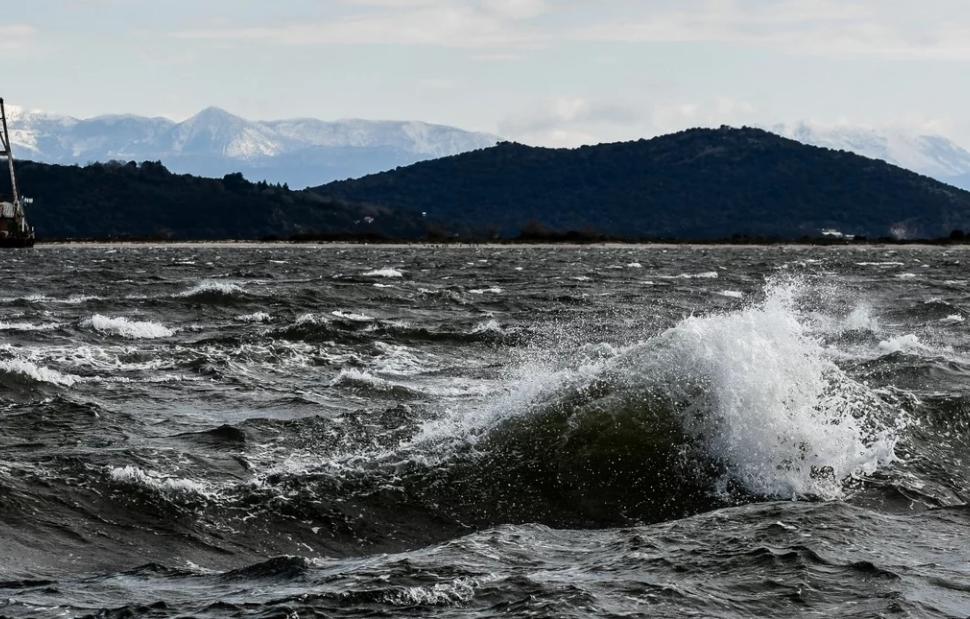 Καιρός 28/4/2025: Βροχερός με μικρή πτώση της θερμοκρασίας και ισχυρούς ανέμους στο Αιγαίο