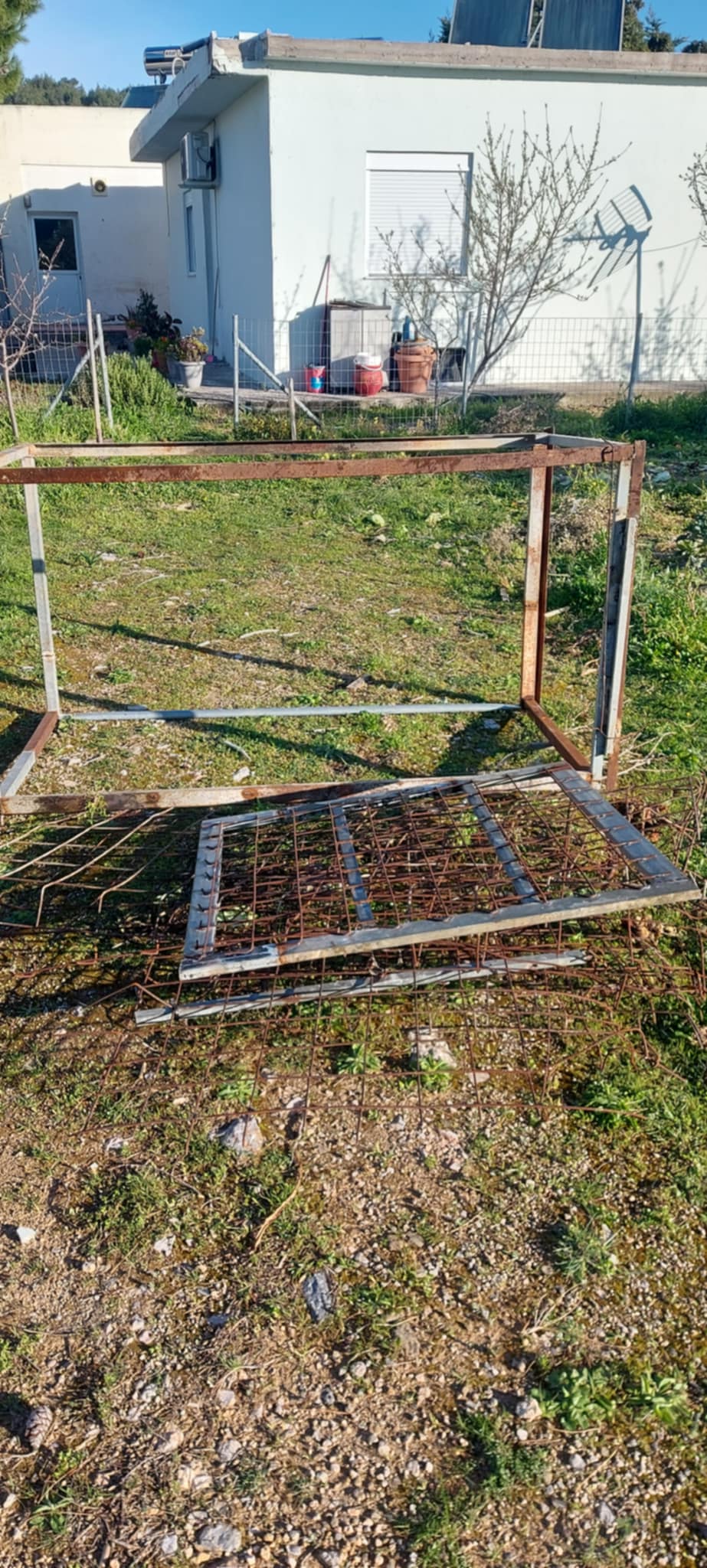 Είχε στήσει παγίδα για αγριόχοιρους σε γήπεδο ποδοσφαίρου