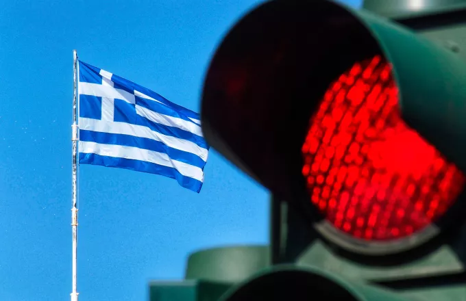 Άρχισε να κόβει κλήσεις το πρώτο «έξυπνο» φανάρι στον Άλιμο