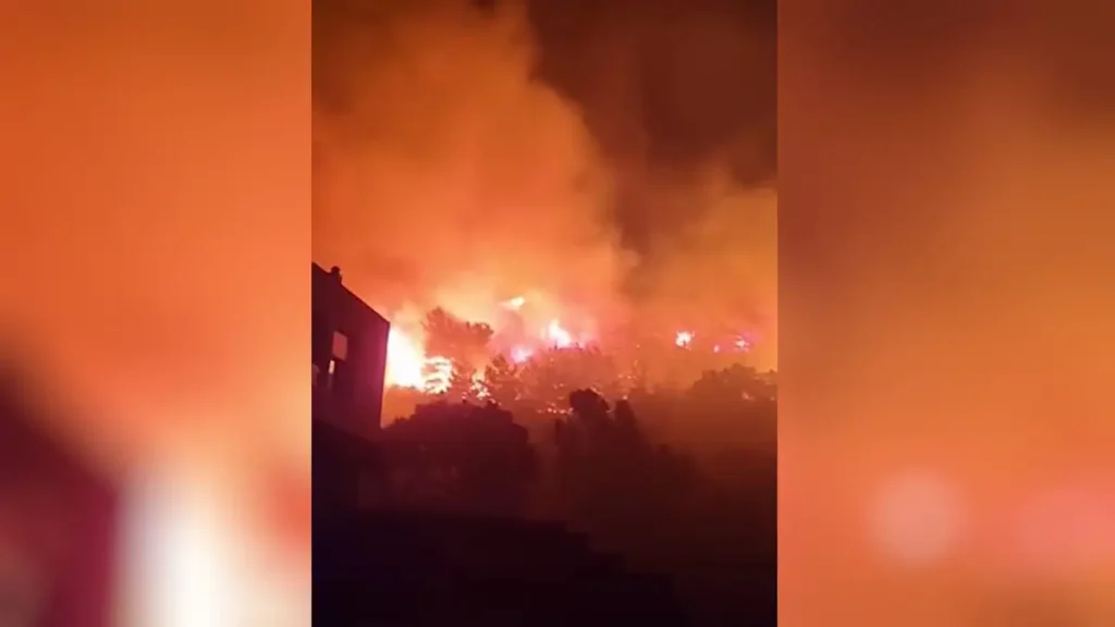 Μαίνονται οι φωτιές στη Χίο: Μπαράζ μηνυμάτων του 112 για εκκένωση οικισμών