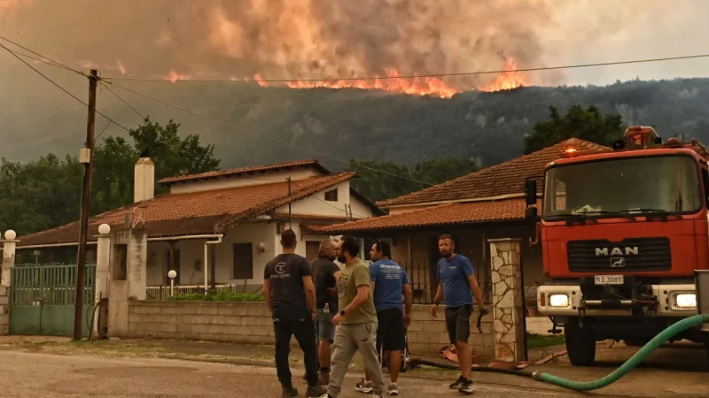 Ολονύκτια μάχη με τη φωτιά στο Φενεό Κορινθία: Έκαναν εργασίες για πάρτι στο δάσος και κάηκαν σπίτια