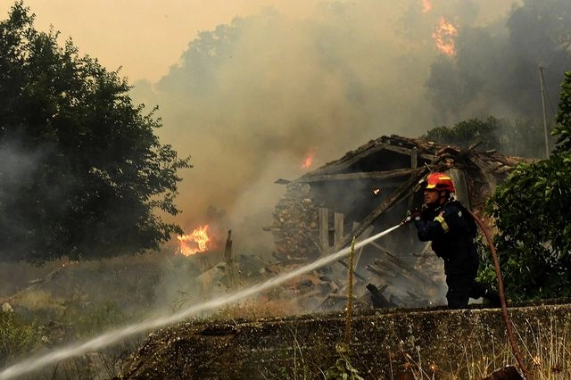 Φωτιά στον Φενεό Κορινθίας: Δίωξη για κακούργημα με ενδεχόμενο δόλο στους δύο συλληφθέντες