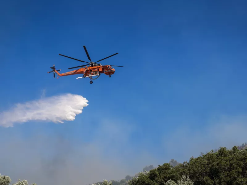 Πύρινη λαίλαπα στη βορειοανατολική Αττική: Καίγονται σπίτια σε Κρυονέρι και Δροσοπηγή - Ήχησε το 112
