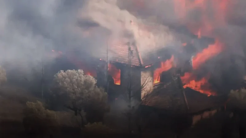 Ένας νεκρός στην Κερατέα από τη μεγάλη φωτιά στην Ανατολική Αττική - Εκκενώνονται και Λεγρενά, Χάρακας, Τριανταφυλλιά και Θυμάρι