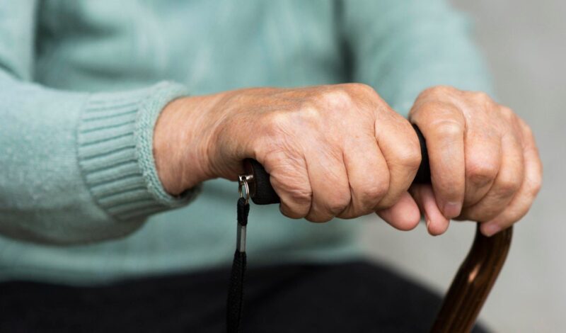 Λαμία: Τρόμος για 80χρονη - Της «άνοιξε» το κεφάλι ο γιος της γιατί νόμισε ότι πείραξε το σκυλί του