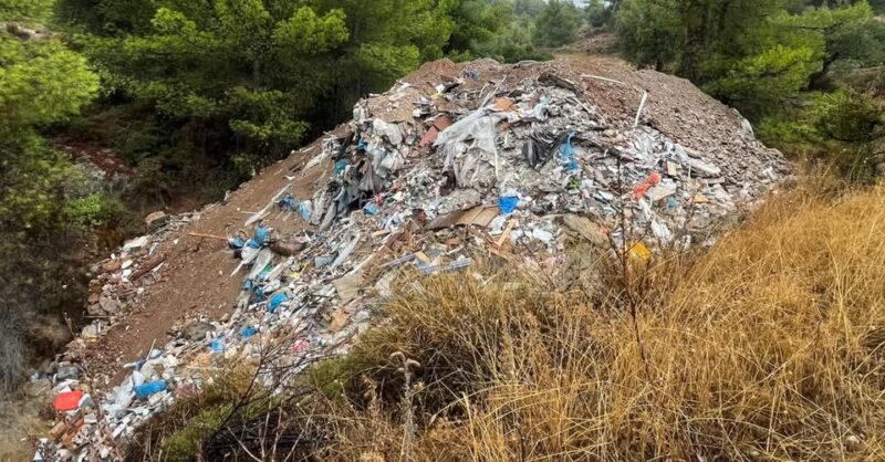 Περιβαλλοντική αυθαιρεσία στα Μέγαρα – Απόθεσαν μπάζα σε προστατευμένη περιοχή!