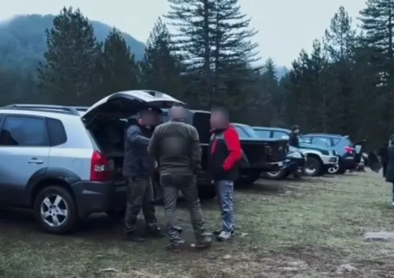 tzip-valia1_censored Αντιδράσεις για τα δεκάδες τζιπ που «όργωσαν» τη Βάλια Κάλντα