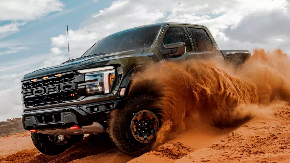 Ford F-150 Raptor R με V8 730 ίππων σε off-road περιβάλλον