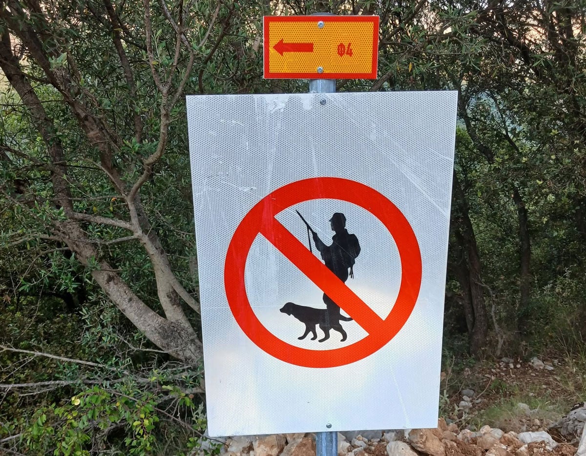 filiates Πινακίδες απαγόρευσης κυνηγιού στη Φανερωμένη Φιλιατών